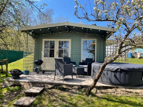 Lodge with HotTub-Garden-PetsOK-Bbq-MountainViews, Brecon
