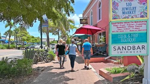 Low Tide – Pool Pet Friendly In SK Village - Walk Everywhere! - image 5