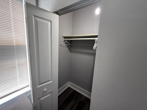 Beautiful Home Near Downtwon - Free Parking! in Grand Boulevard