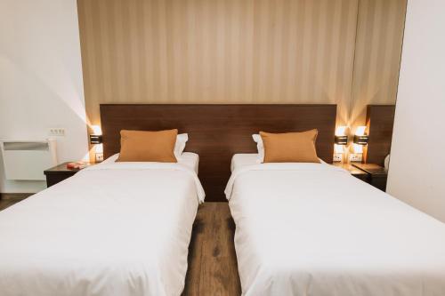 Twin Room with Balcony image 5