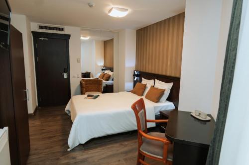 Double Room with Balcony image 4