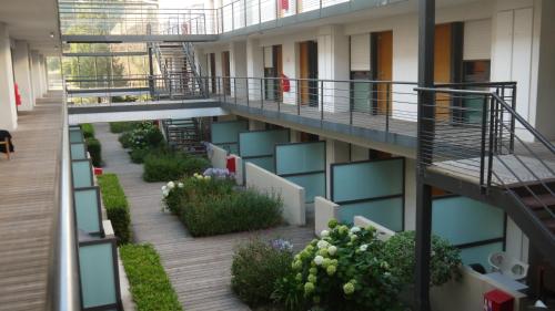 Modern Studio with Private Terrace & Pool – 15 min from Aix TGV 