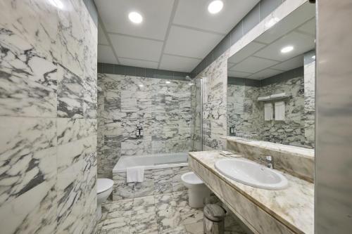 Double or Twin Room image 6
