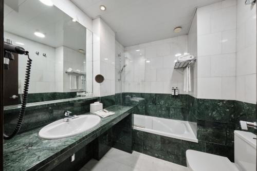 Premium Double Room image 7