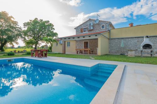 Villa Sergio, a beautiful rustic villa with a huge garden - Location saisonnière - Divšići