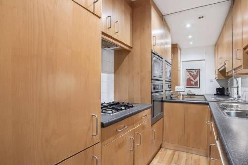 Knightsbridge Home Near Hyde Park and Harrods - image 4