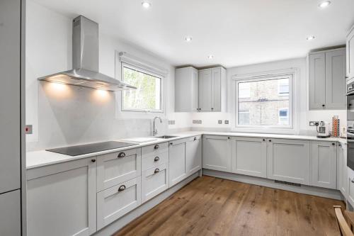Modern 5-Bed Home in Maida Vale, Londýn