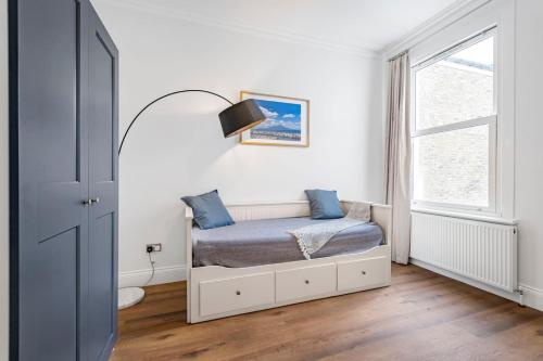 Modern 5-Bed Home in Maida Vale - image 2