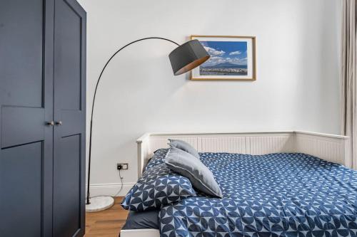 Modern 5-Bed Home in Maida Vale - image 3