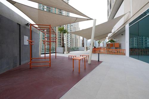 Marina View 2BR Ideal for Groups Walk to beach - image 14