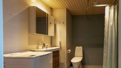 Bathroom, Convenient Apartment for 4 in Rajakylä