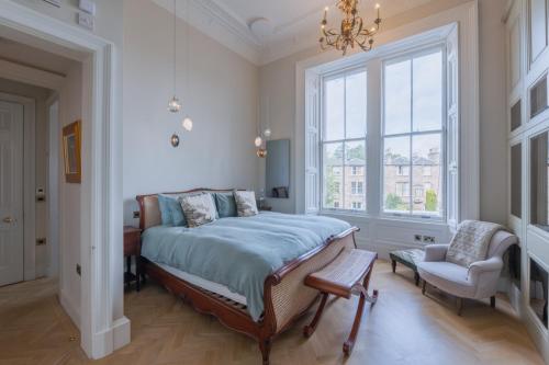 Luxury West End flat with stunning bay window views - image 6