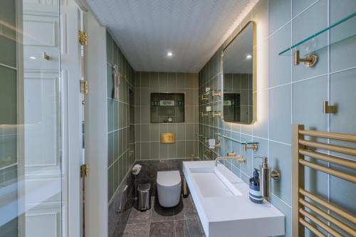 Luxury West End flat with stunning bay window views - image 2
