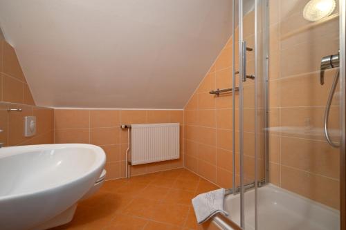 Standard Double Room image 5