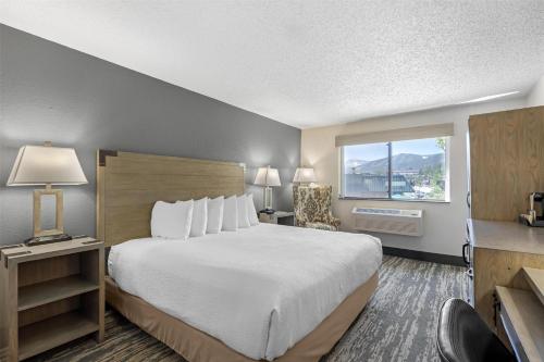 Deluxe King Room with Mountain View- Non-Smoking