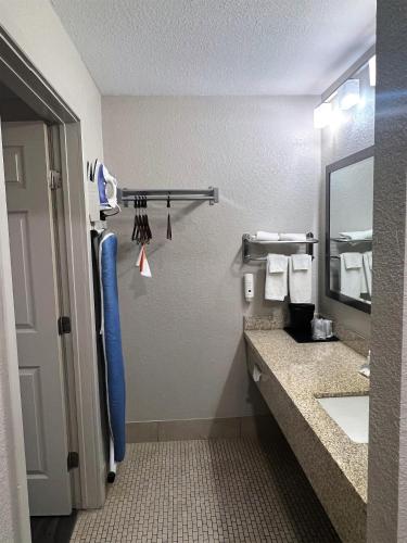 Quality Inn & Suites Near White Sands National Monument - image 8