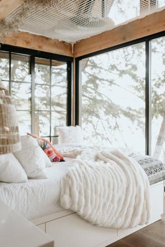 Kilátás, The Water’s Edge * * Unique Muskoka Treehouse * * in Windermere (ON)