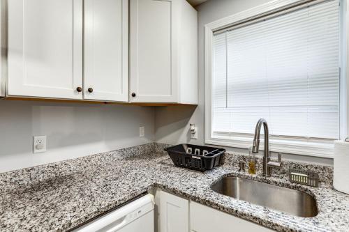 13 Mi to Gillette Stadium Pet-Friendly Apt! in 北阿特爾伯勒