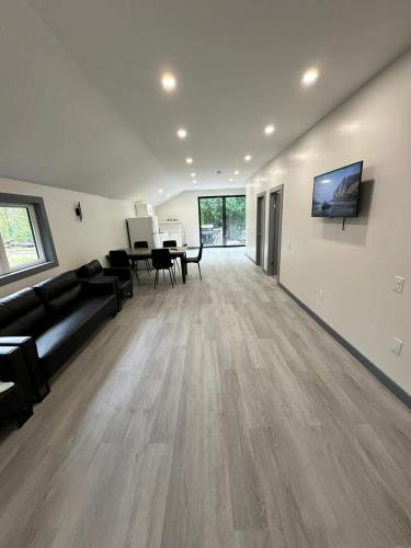 Cozy 4-Bedroom Cottage #1 in Innisfil