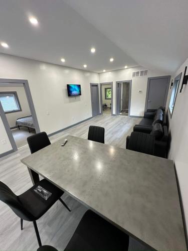 Cozy 4-Bedroom Cottage #2 in Innisfil in Innisfil (ON)