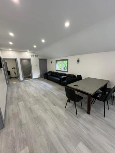 Cozy 4-Bedroom Cottage #2 in Innisfil in Innisfil (ON)