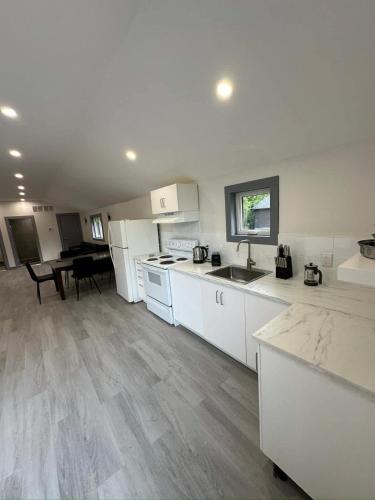 Cozy 4-Bedroom Cottage #2 in Innisfil in Innisfil (ON)