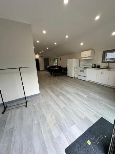 Cozy 4-Bedroom Cottage #2 in Innisfil in Innisfil (ON)