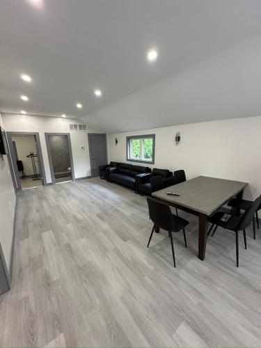 Cozy 4-Bedroom Cottage #3 in Innisfil, Innisfil