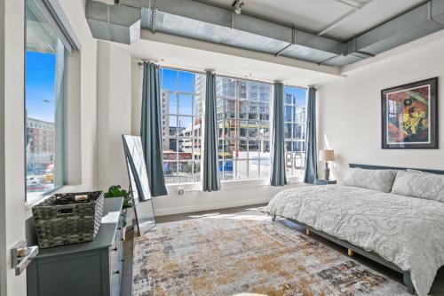 Stunning DTLA Gem 2 bed with pool, gym and parking, Los Angeles