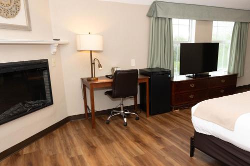 D. Hotel Suites & Spa in Holyoke, USA