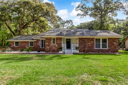 15 Mins to Tybee&Downtown! Fenced Yard & Firepit