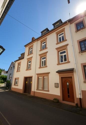 Modernes Stadthaus im Zentrum, 10 Betten 3 Schlafzimmer in Merzig, Deutschland