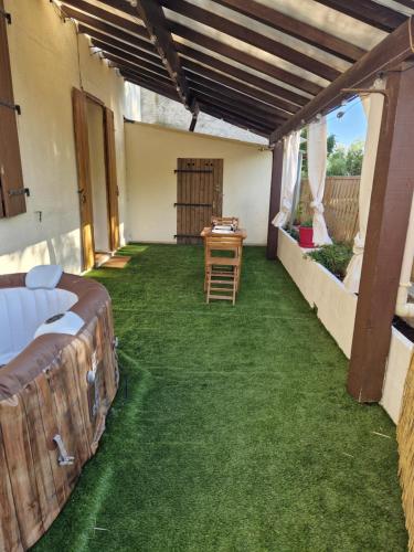 บริการและสิ่งอำนวยความสะดวก, Spa et lit baldaquin in ฌีญัค