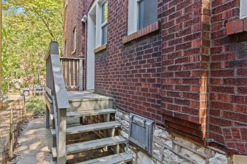4500: Botanical Bliss by JZ Vacation Rentals in Tower Grove, USA