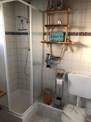 Bathroom, Mina in Warwerort