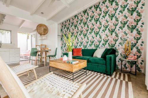 The Wesley by AvantStay Mid-Century Modern Oasis with Pool