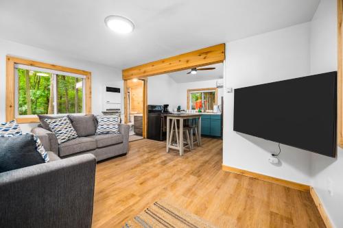 Modern Cabin on Arbutus Lake in Traverse City, USA