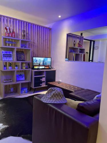 Isidro's Crib at Matina Enclaves Residences with a strong wifi and netflix near Davao Baywalk (Seawalk)