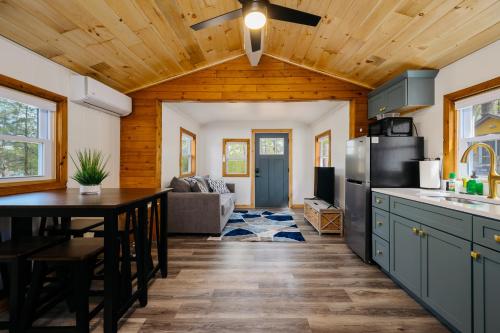 Cozy Cottage on Arbutus Lake in Traverse City, USA
