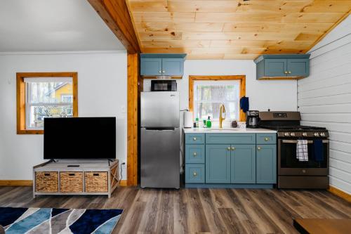 Cozy Cottage on Arbutus Lake in Traverse City, USA