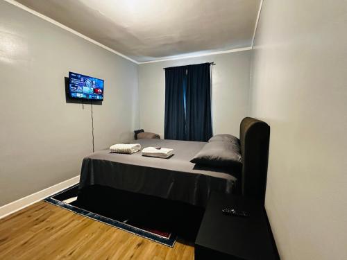 Cozy in Hyde Park Greater Grand Crossing in Woodlawn