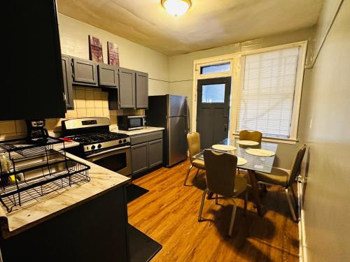 Kitchen, Cozy in Hyde Park Greater Grand Crossing in Woodlawn