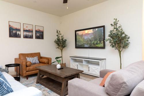 . Modern 5 bed near hospitals and UC Merced