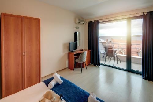 Studio with Sea View image 4