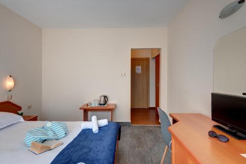 Standard Double Room image 3