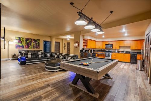 2100 SqFt Penthouse Suite W/ Strip Views! POOL GYM thumb 4