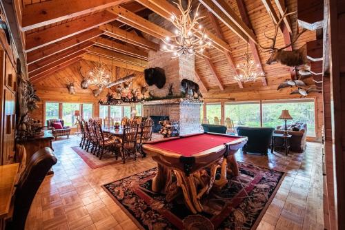 The Royal Stag Lodge - Riverfront on the Au Sable