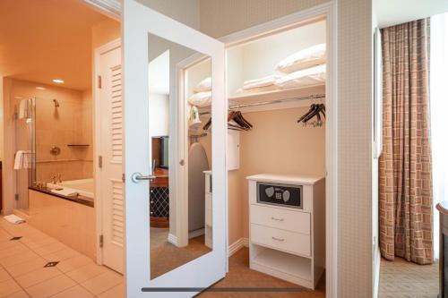 Las Vegas Penthouse with Strip Views - Sleeps 6 - Walk Out Balcony, Las Vegas (photo 9)