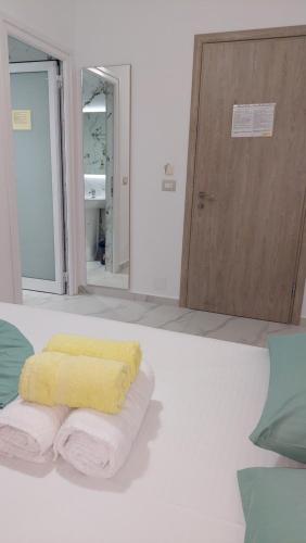 Double Room with Balcony image 9