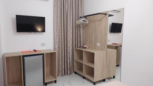 Double Room with Balcony image 8